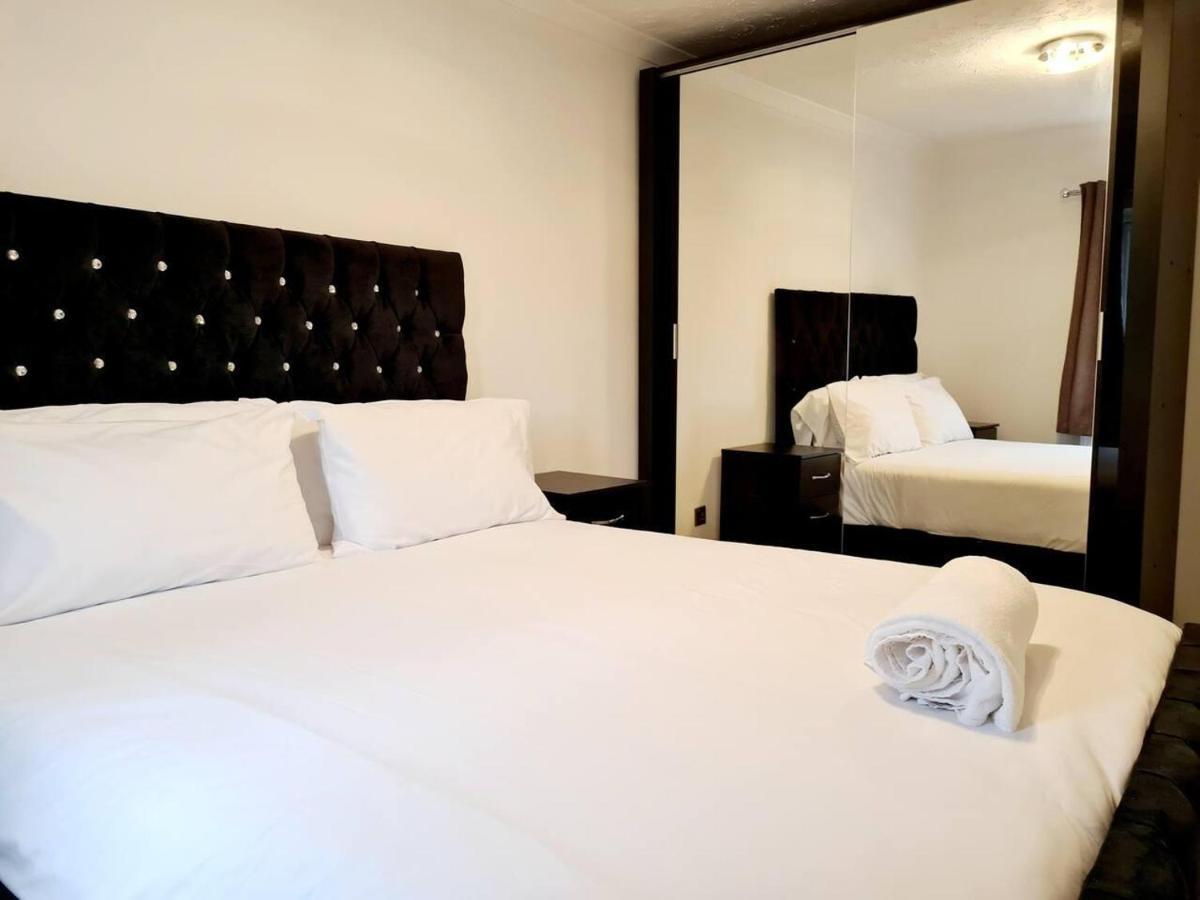 Modern & Spacious - Walk To London Excel- Parking Londres Exterior foto