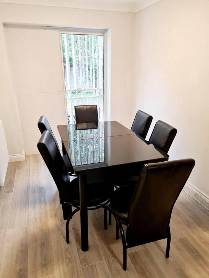 Modern & Spacious - Walk To London Excel- Parking Londres Exterior foto
